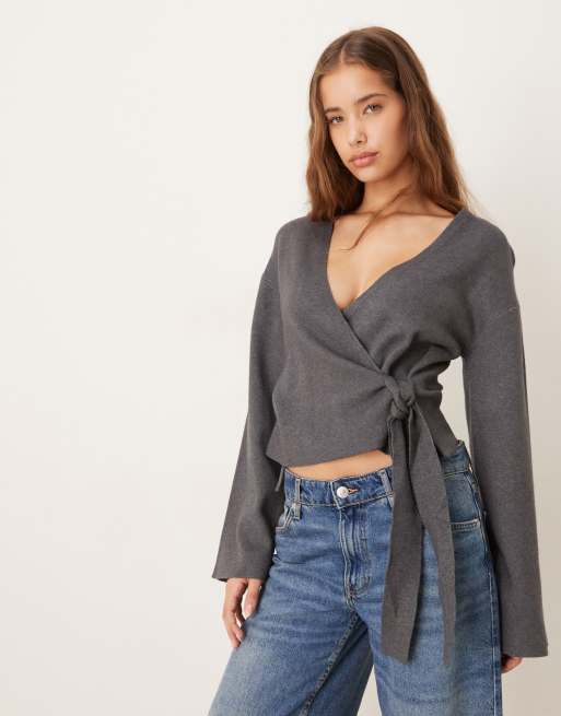 Cárdigan gris oscuro jaspeado cruzado con cuello de pico y mangas anchas de punto de Gina Tricot