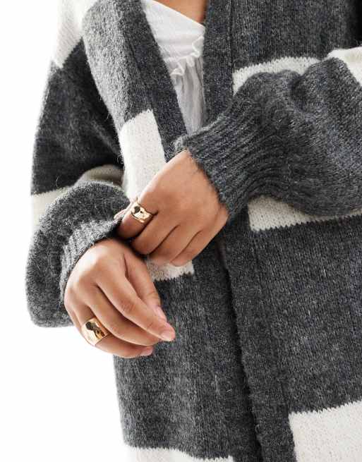 Cárdigan largo a rayas gris carbón y crema de Miss Selfridge, 2 de 4