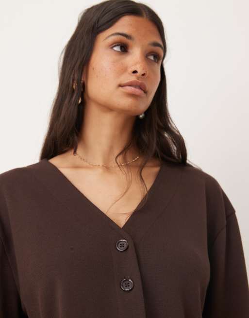Cárdigan marrón chocolate de manga larga con cuello de pico de punto de ASOS DESIGN, 2 de 4