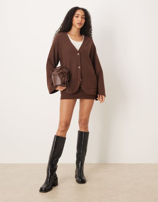 Cárdigan marrón chocolate extragrande de tejido muy suave al tacto de ASOS DESIGN (parte de un conjunto), 3 de 4