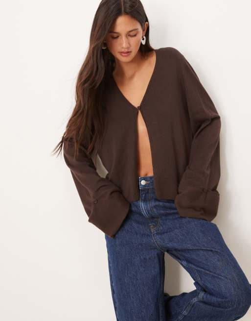 Cárdigan marrón oscuro con puños plegados y detalle de botón de punto de Gina Tricot