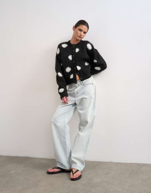 Cárdigan monocromático con estampado de lunares de punto cepillado de Topshop, 2 de 4