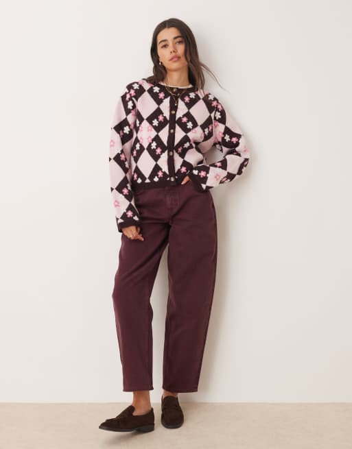 Cárdigan monocromático con patrón de flores y rombos de Miss Selfridge, 2 de 4