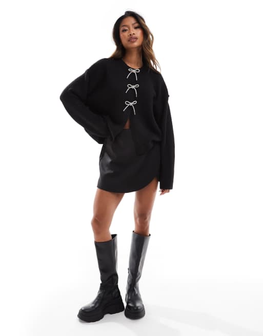 Cárdigan negro extragrande con cuello redondo y botones con lazos de strass de ASOS DESIGN, 4 de 4