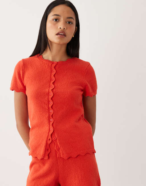 Conjunto rojo de cárdigan y pantalones cortos con bordes festoneados de hilo flameado de ASOS DESIGN, 2 de 3