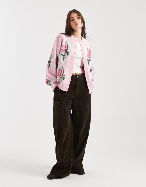 Cárdigan rosa con patrón de flores y rombos de Miss Selfridge, 2 de 4
