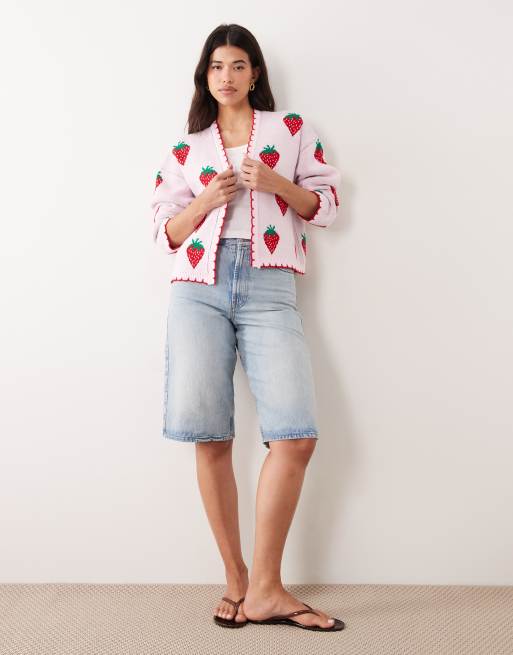 Cárdigan sin cierres con bordado de fresas de Miss Selfridge, 2 de 4