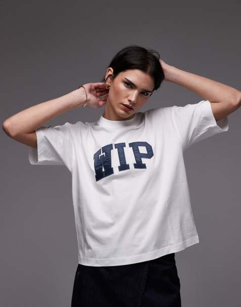 Carhartt WIP – Biały T-shirt z nadrukiem na piersi w uczelnianym stylu - view 1
