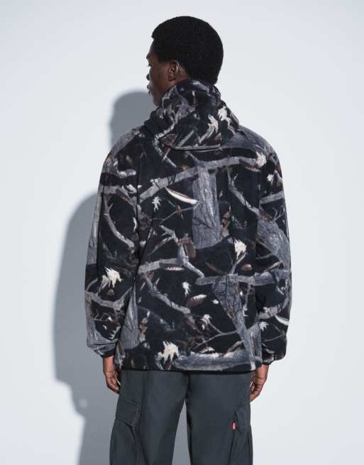 Carhartt WIP - Blevin - Mørk jakke med hætte og camouflage-træprint, 3 af 5
