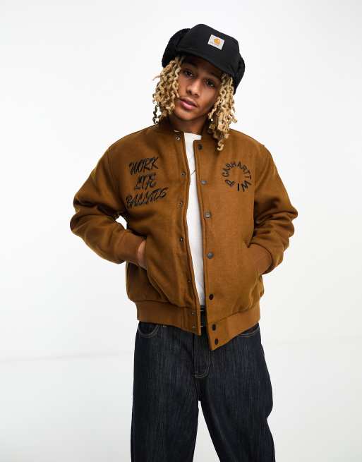 Carhartt WIP – Brun bomberjacka i collegestil