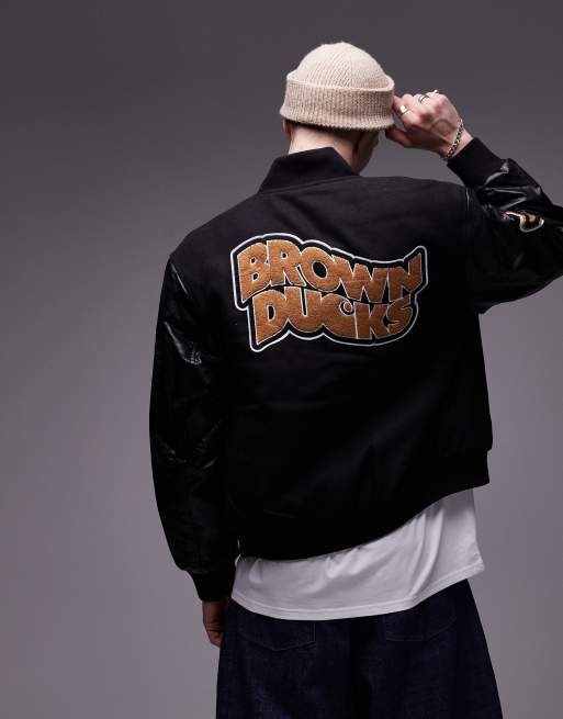 Carhartt WIP – Czarna kurtka bomberka z napisem „Ducks” | ASOS