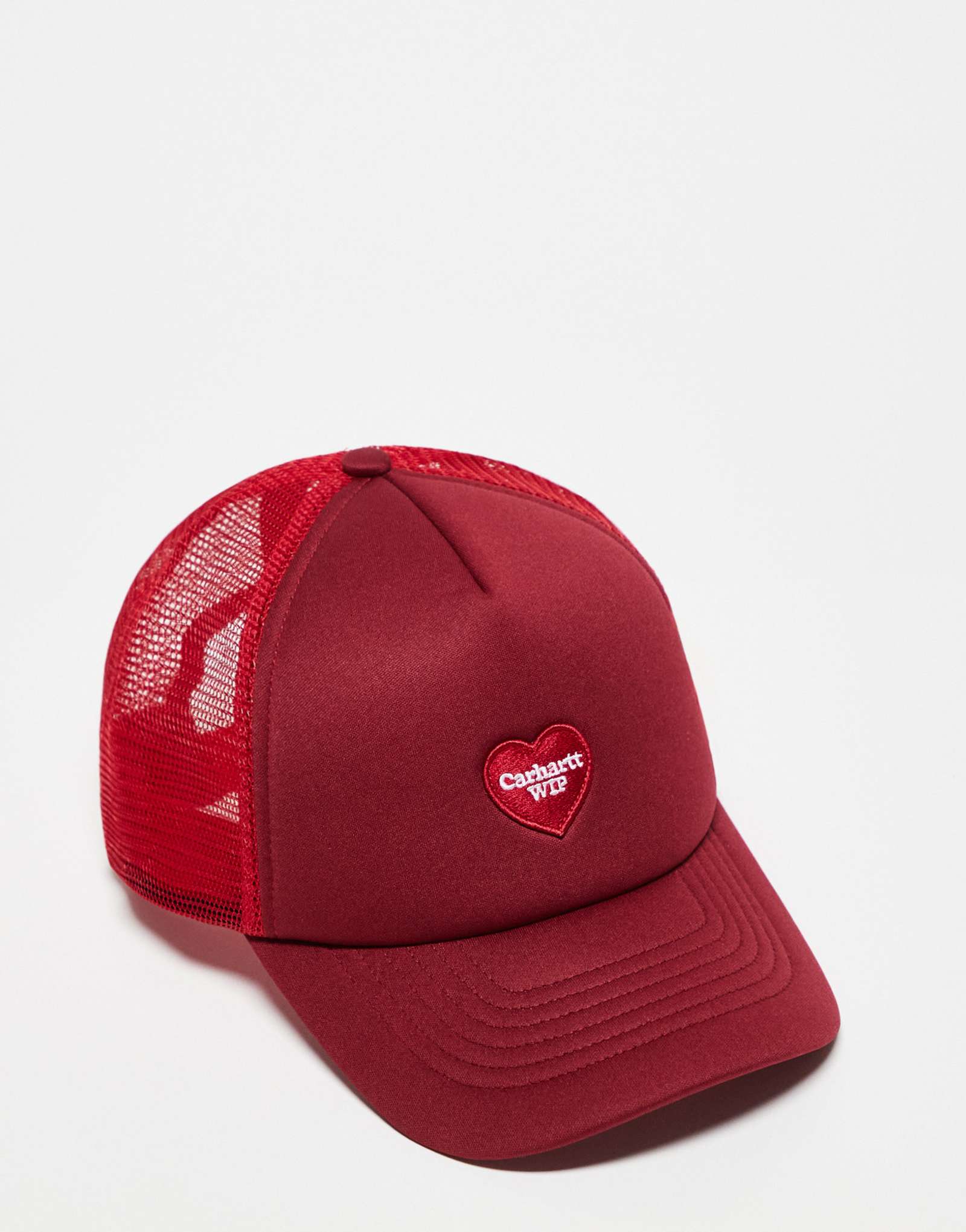 Кепка дальнобойщика Carhartt WIP с нашивкой в виде сердца красного цвета