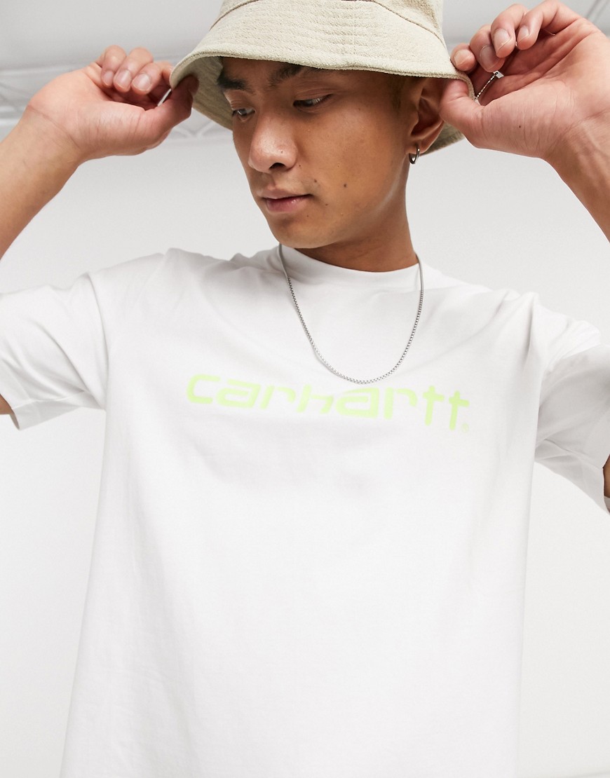 Carhartt WIP - Hvid & limegrøn t-shirt med korte ærmer og skrift