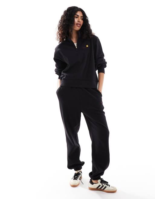 Carhartt WIP - Joggingbukser i sort med amerikansk skrift