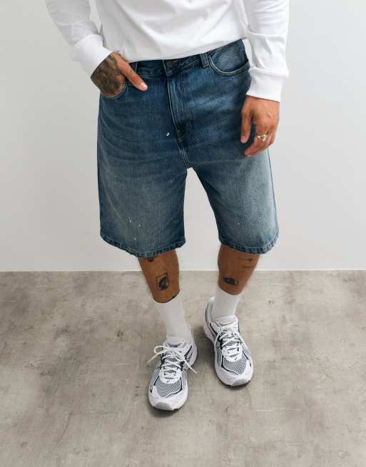 Carhartt WIP Landon shorts vaqueros de corte tapered holgado en lavado azul con efecto salpicado de pintura, 2 de 5