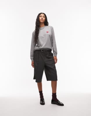 Carhartt WIP - Langärmliges T-Shirt in Grau mit herzförmigem Aufnäher