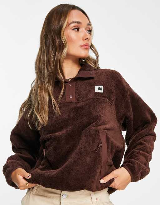 Carhartt WIP – Puszysty polar wkładany przez głowę z zatrzaskami z przodu i logo na piersi
