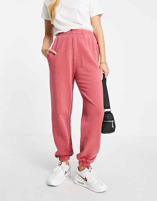 https://images.asos-media.com/products/carhartt-wip-relaxed-sweatpants-with-bum-logo-part-of-a-set/200999558-1-crystal?$n_550w$&wid=550&fit=constrain