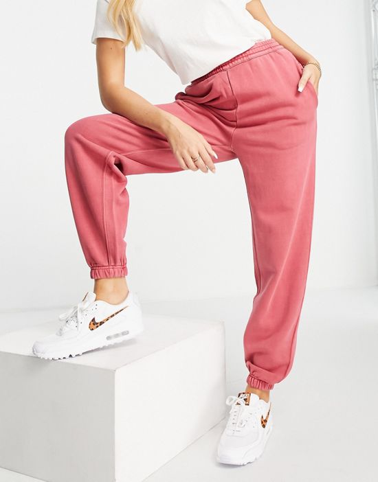 https://images.asos-media.com/products/carhartt-wip-relaxed-sweatpants-with-bum-logo-part-of-a-set/200999558-4?$n_550w$&wid=550&fit=constrain