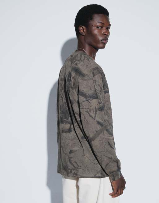 Carhartt WIP T-shirt a maniche lunghe con logo e stampa mimetica khaki, 4 di 5