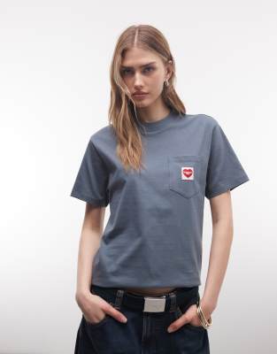 Carhartt WIP - T-Shirt in Blau mit Tasche und Herz-Detail