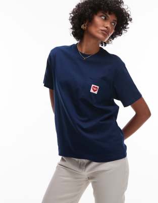 Carhartt WIP - T-Shirt in Marineblau mit Logo und Herztasche