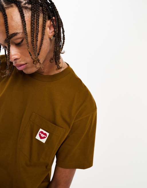 Carhartt WIP - T-shirt met hartje op de zak in bruin