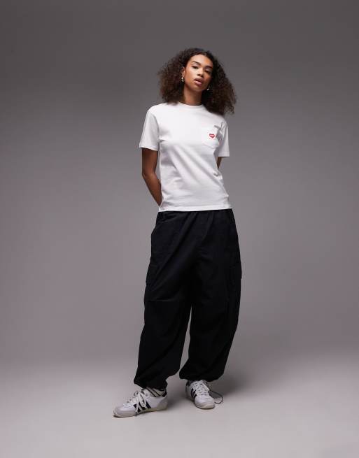 Carhartt WIP - T-shirt met hartlogo op de zak in wit , 3 van 4