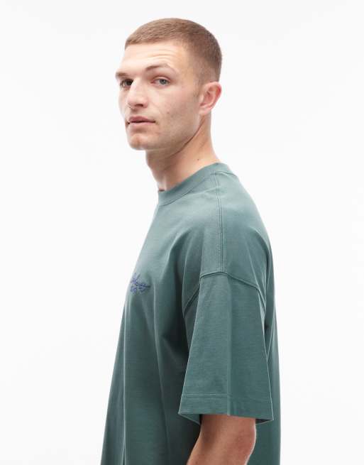 Carhartt WIP - T-shirt squadrata oversize verde slavato con logo, 4 di 5