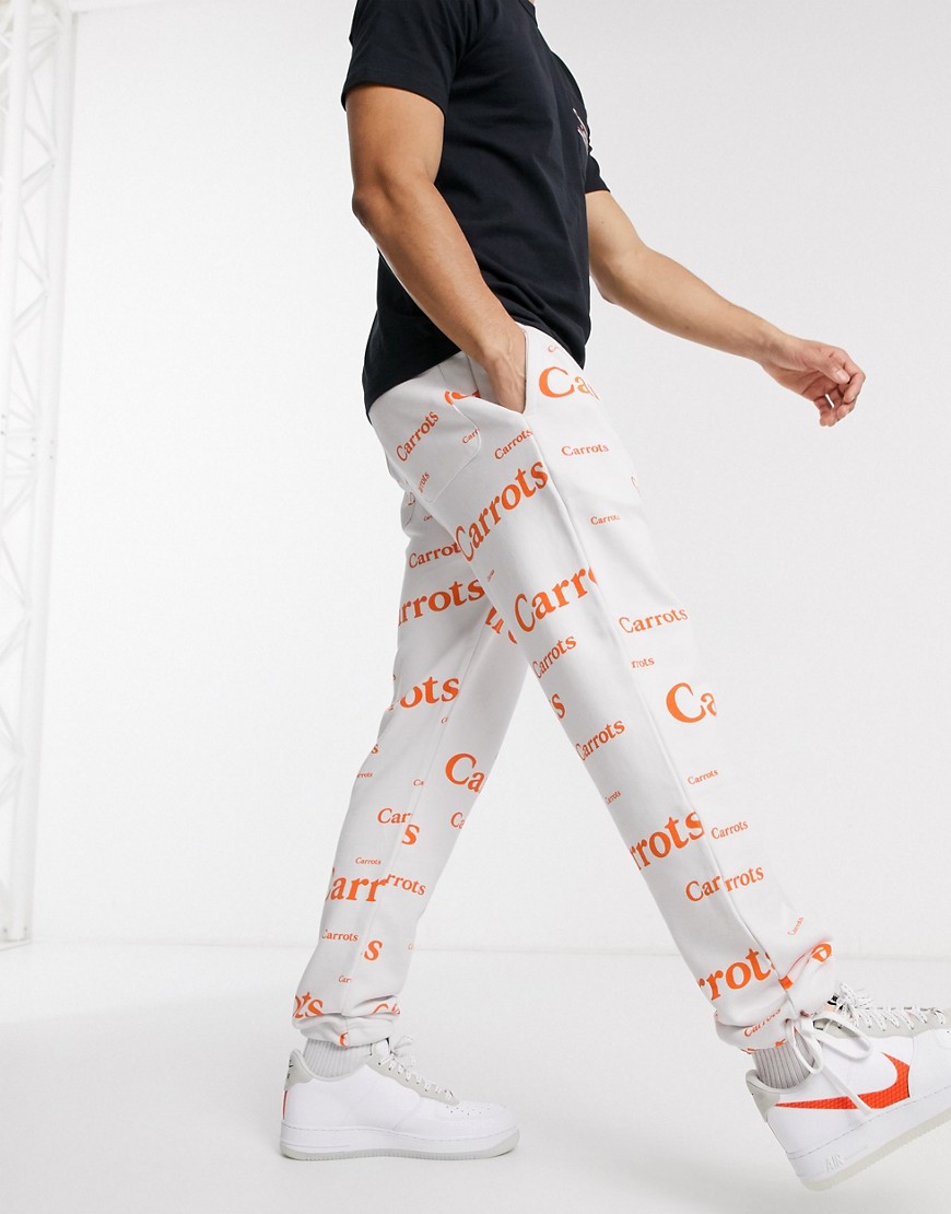 Carrots – Wordmark – Vita sweatpants med heltäckande mönster