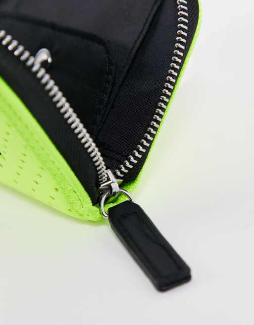 Cartera amarilla con parche de neopreno de ASOS DESIGN ASOS