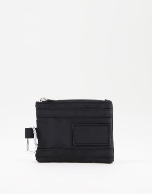 Cartera con detalle de mosquetón de SVNX