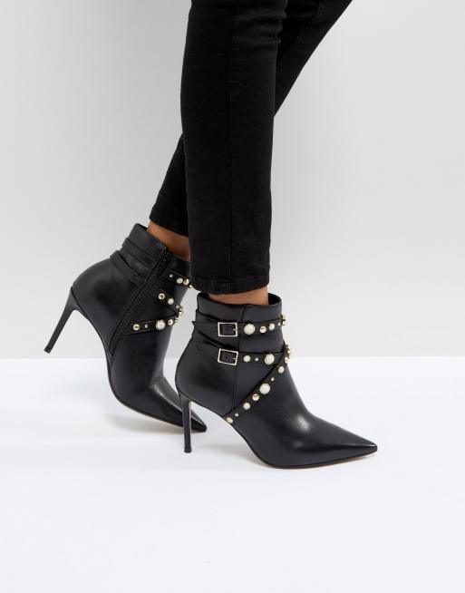 Carvela – Granite – Ankelboots i skinn med pärlprytt spänne och klack
