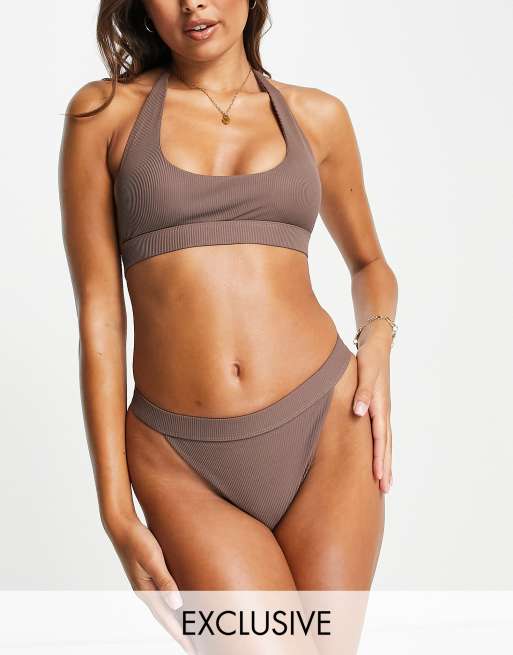 Catch – Brązowy prążkowany dół od bikini z wysokimi wycięciami i podwyższonym stanem – Tylko w ASOS