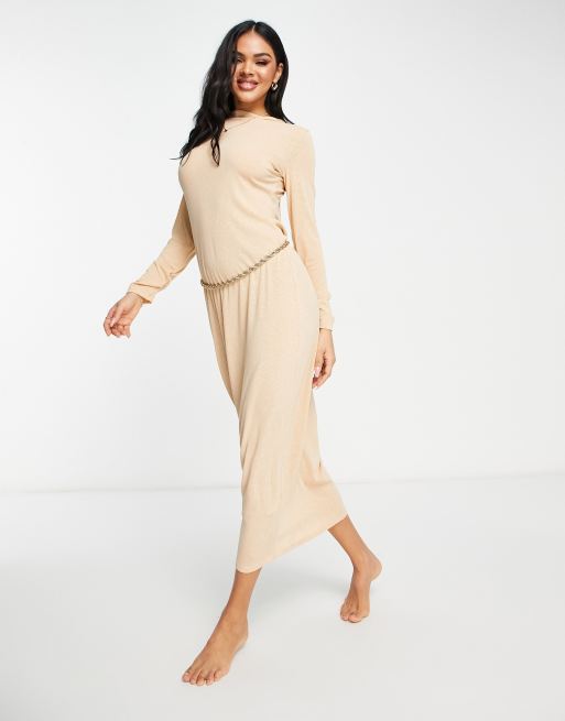 Dresses catch. Прозрачное свадебное платье. Модные полосатые платья для подростков. Девушка в платье миди черное на белом фоне. Dresses catch.