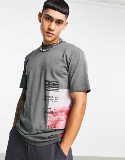 Caterpillar – Szary T-shirt w stylu roboczym z nadrukiem pustyni na boku
