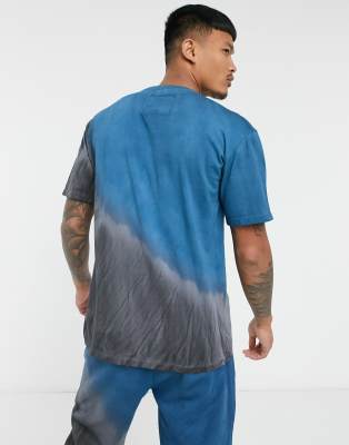 Caterpillar T Shirt In Preussisch Blau Grau Mit Batikmuster Mit Reflektierendem Logo Auf Der Brust Asos