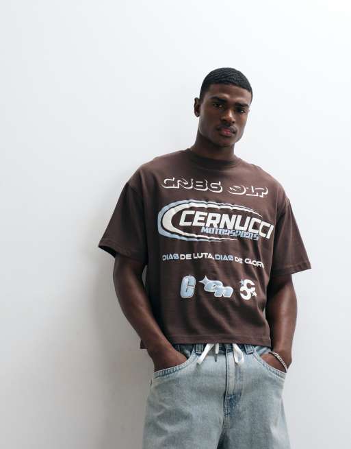 Cernucci - Camiseta marrón de corte cuadrado con estampado gráfico en la espalda "Motosports", 2 de 5