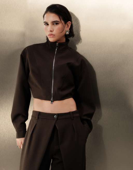 Cernucci tailored jacket and barrel leg pleat trousers co-ord in chocolate brown, 2 van 3