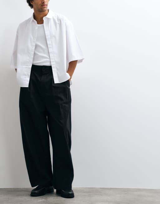 Cernucci pantalones de pernera barrel plisados en negro, 2 de 5