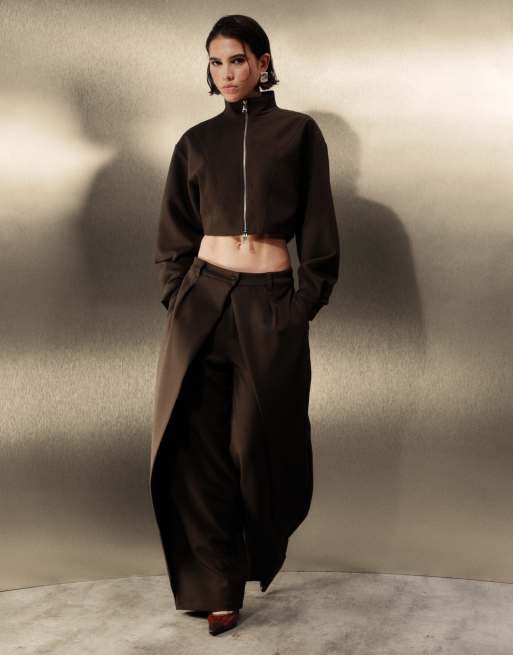 Cernucci tailored jacket and barrel leg pleat trousers co-ord in chocolate brown, 3 di 3