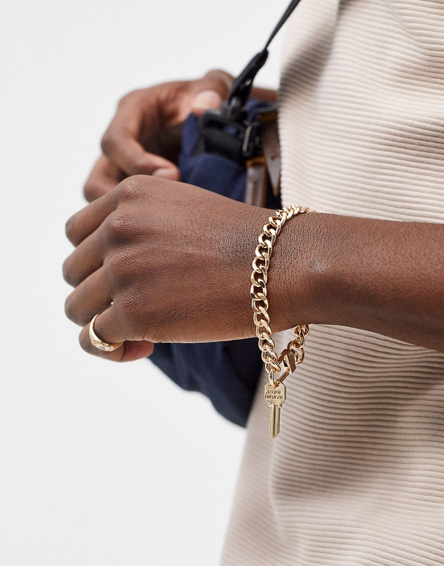 Chained & Able – Guldfärgat kedjearmband med hängsmycke