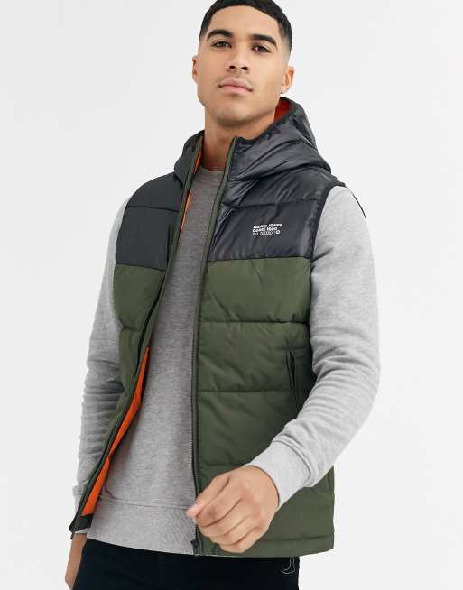 Chaleco acolchado verde con detalles en los hombros mountain Core de Jack & Jones