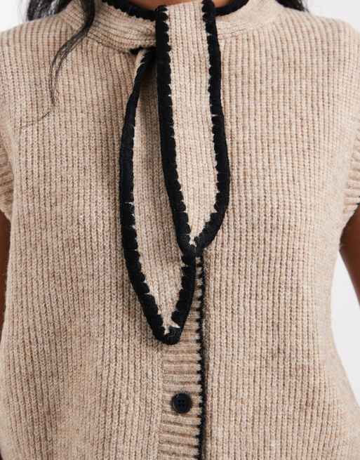 Chaleco beis con ribetes negros y lazada en el cuello de punto de Vero Moda, 3 de 4