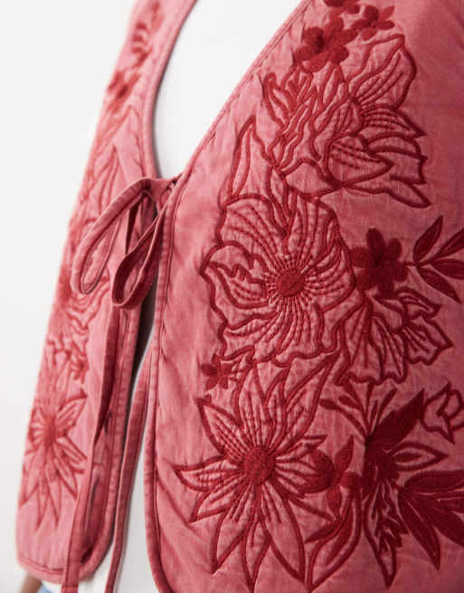 Chaleco burdeos acolchado guateado con diseño floral y lavado ácido de ASOS DESIGN, 3 de 4