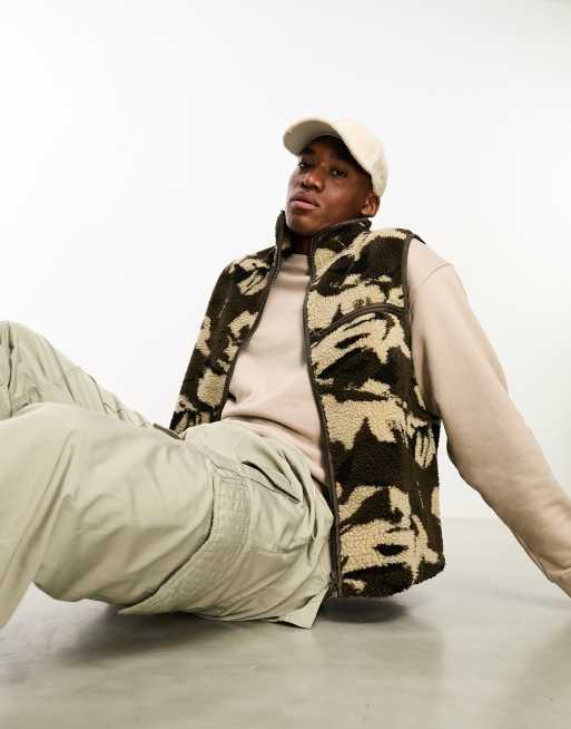 Chaleco caqui con estampado de camuflaje de borreguito de ASOS DESIGN