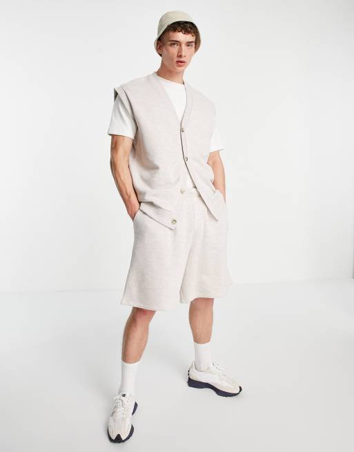 Chándal color avena extragrande de pantalones cortos y sudadera sin mangas de punto de ASOS DESIGN , 2 de 2