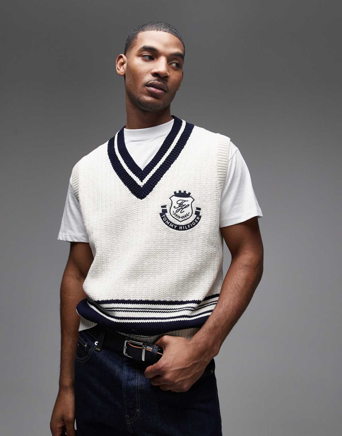 Tommy Hilfiger Chaleco color crema con cuello de pico Athleisure