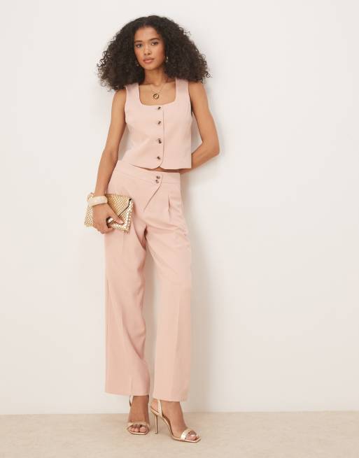 Chaleco de sastre largo color melocotón abotonado en la parte