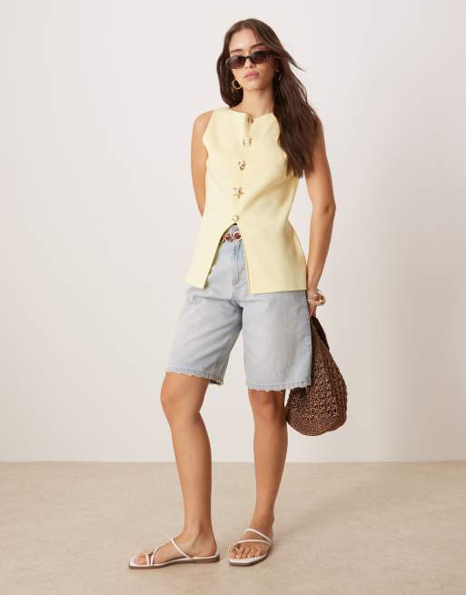 Chaleco de traje amarillo pastel con cuello barco y botones variados de punto de ASOS DESIGN, 4 de 4